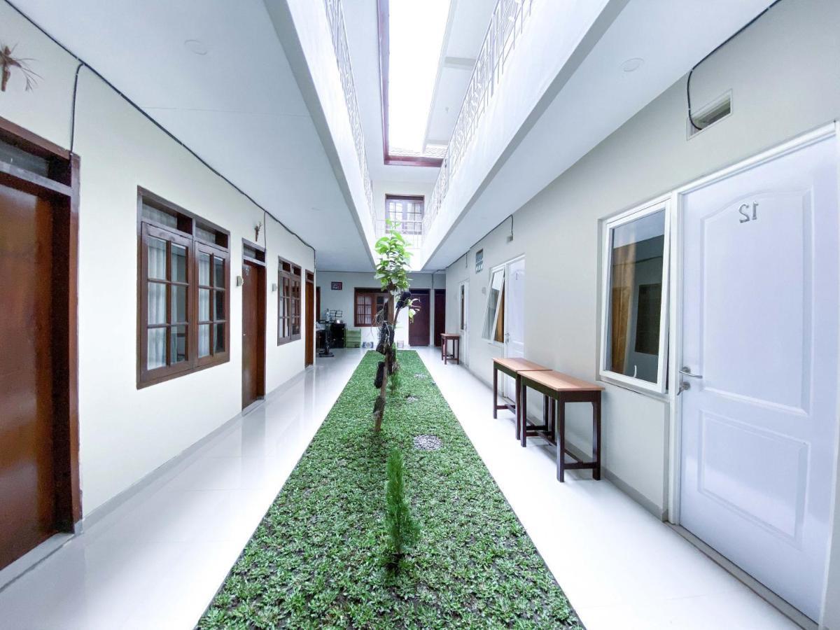 Reddoorz At Simpang Borobudur Blimbing  Exterior foto